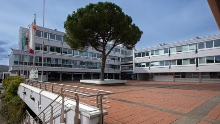 Assorbenti gratis negli edifici pubblici di Scandicci, l'iniziativa del Comune: "Atto di civiltà"