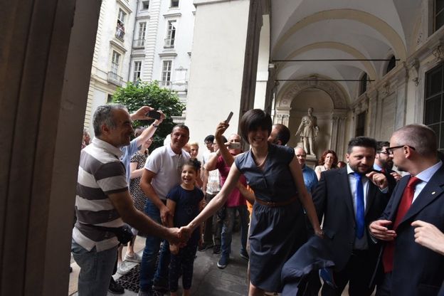 Selfie, applausi, parenti e cagnolino: l'ingresso della sindaca Appendino in Comune 