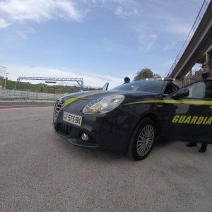 Ferrara, donna cade nel Po di Volano: salvata da un finanziere
