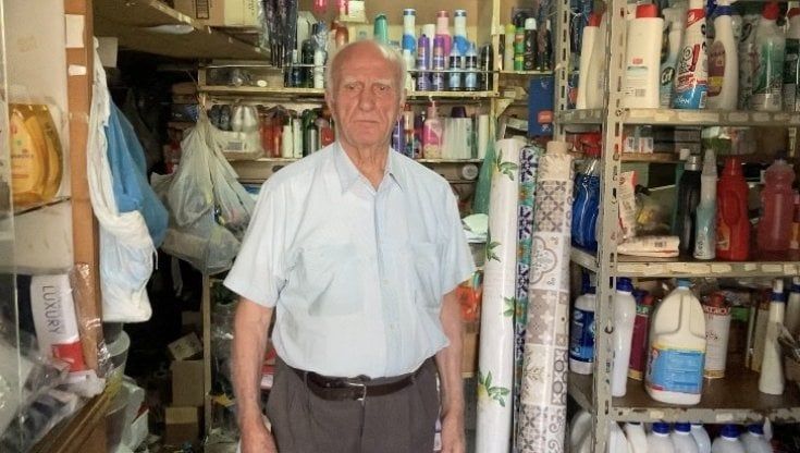Zio Antonio a 90 anni è al lavoro ogni giorno nella sua bottega: "Non sono stanco, restare a casa mi annoia"