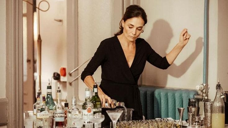 Pilar Perez Aspa al bancone, il Manzoni è un cocktail bar: “Cibo, bere e teatro vanno condivisi”