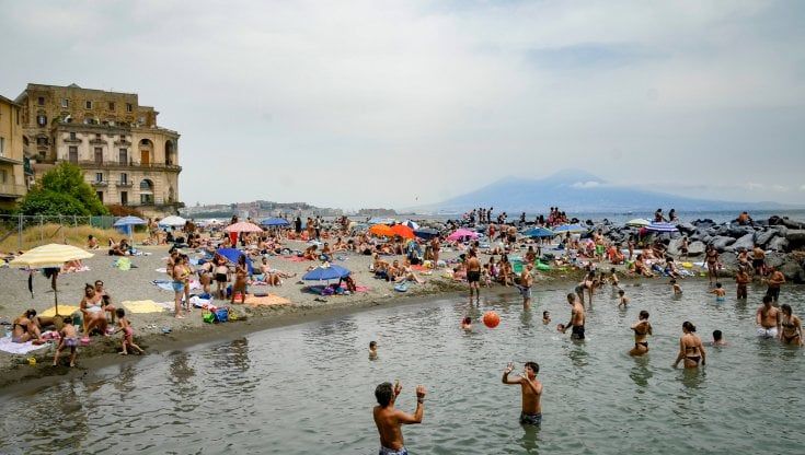 Napoli, alla spiaggia libera di Posillipo si potrà accedere solo dopo prenotazione sull'app del Comune per evitare assembramenti