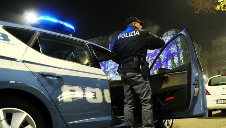 Fuga in auto con i figli di 6 mesi e un anno: due giovani arrestati a Catania