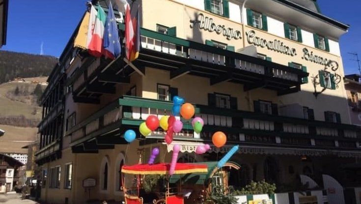 Hotel no mask a San Candido, il titolare ribelle fa dietrofront: rispetterà le norme anti-contagio. E resterà aperto