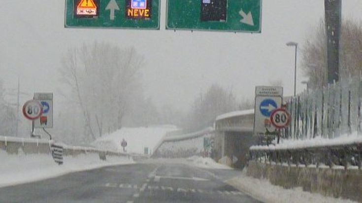 Utili garantiti e clausole segrete, così crescono i pedaggi dell’autostrada