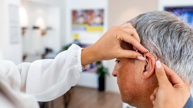 Sì, trattare i problemi di udito aiuta anche il cervello