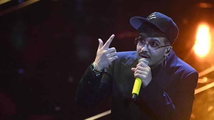 Geolier, dopo i fischi a Sanremo, gli insulti razzisti: “Voti comprati col reddito di cittadinanza”