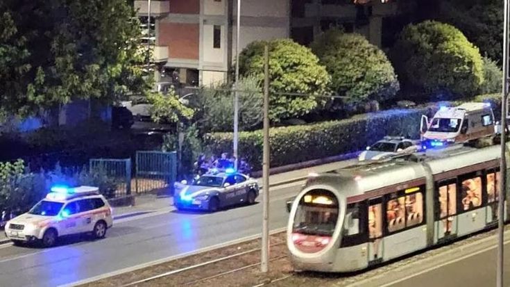 Lite a colpi di machete a Firenze, la polizia blocca l'uomo armato con un taser ma lui scappa in monopattino