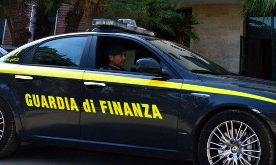 Controlli Gdf, lavoratori cinesi in nero in tre capannoni del fiorentino