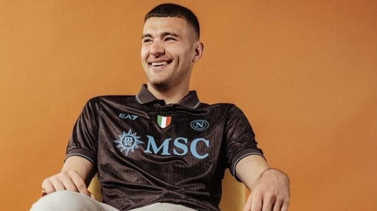 Napoli, omaggio al caffè sulla terza maglia dei campioni: esordirà nel test con l’Olympiacos