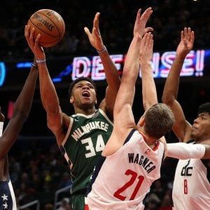 Basket, Nba: Milwaukee soffre ma vince, si rialzano i Clippers e Dallas fa reclamo