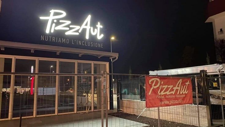 L'insegna di PizzAut si illumina per la prima volta: "Un sogno che si accende in questo periodo difficile"