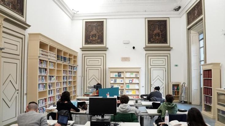 Appello di scrittori e studenti per salvare la biblioteca Sormani: “Non chiudetela”