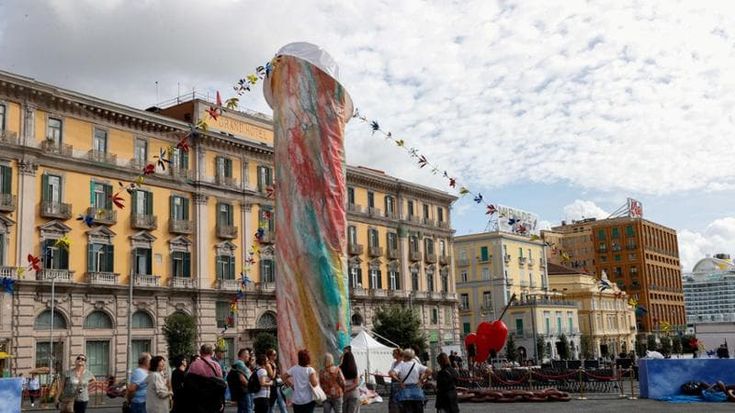 I turisti stranieri: “Quel Pulcinella non dà scandalo”. Ma scatta la petizione femminista: “Sindaco, lo rimuova”