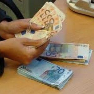 Cooperazione, &egrave; meglio costruire scuole e distribuire galline o dare soldi cash per lo sviluppo dei paesi poveri?