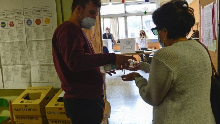 Comunali, l'affluenza a Roma alle 23 è del 36,8%. Nel 2016 era del 57% (ma si votava un giorno solo)