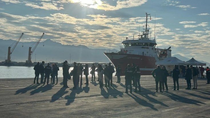 A Carrara la nave di Emergency. Il racconto di una ragazza: "In Libia violentata e tenuta al buio con migliaia di profughi"