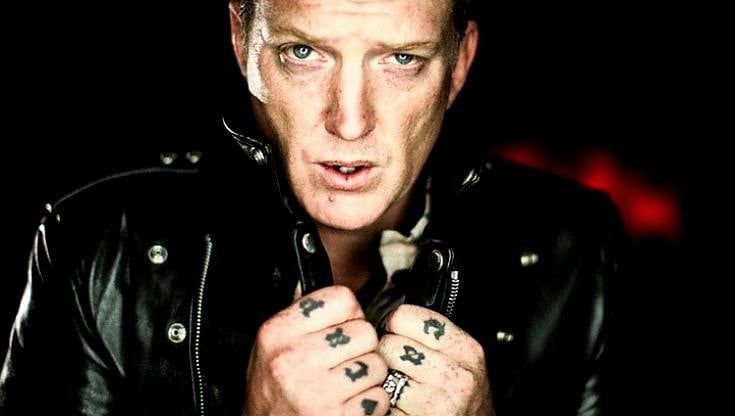 Josh Homme dei Queens of the Stone Age rivela di aver avuto un cancro