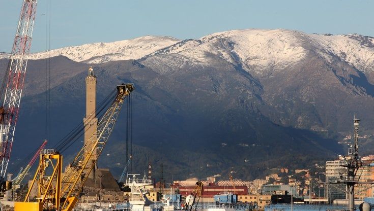 Genova, la prima neve dell'inverno sfiora il mare