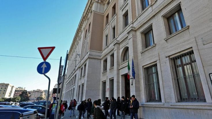Meno licei, più istituti: ma è sempre la scuola che rimane in mezzo al guado