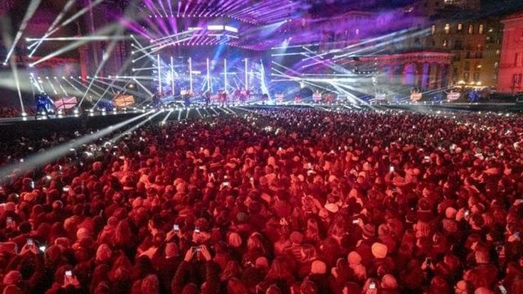 X Factor, la finale: spettacolo al Plebiscito, piazza gremita e attesa finita. Ora lo show