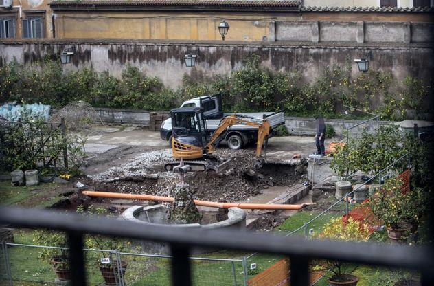 Il giardino del film "La Grande Bellezza" devastato dal cantiere di un parcheggio