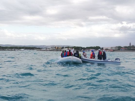 Vada, l'esercitazione per il salvataggio di migranti viene scambiata per uno sbarco