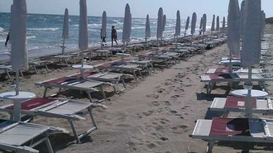 Lecce, rimossi 160 ombrelloni da uno stabilimento balneare: avevano occupato abusivamente area demaniale