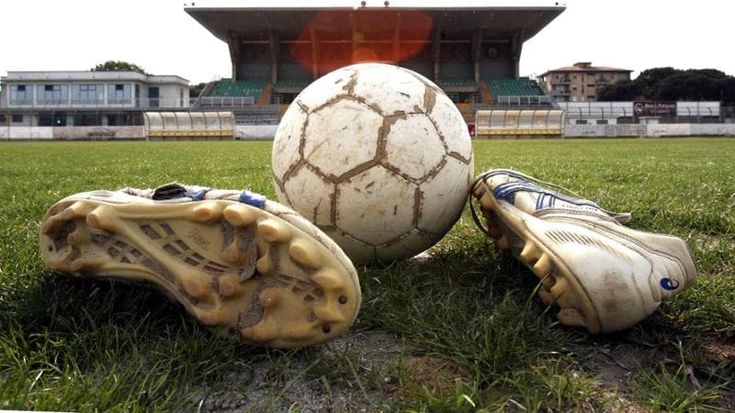 Chiede il permesso di soggiorno a due calciatori, polemica su un arbitro nel padovano