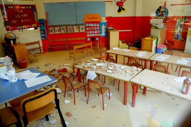 Sesto, il crollo dell'intonaco nella scuola materna