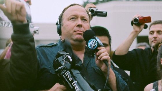 Usa, i social cancellano i post del complottista Alex Jones