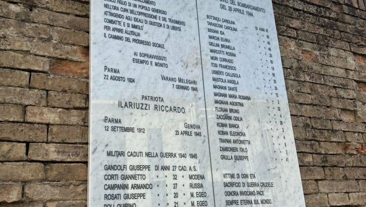 Il palazzo si fa il cappotto, la targa storica trasloca in via Farnese