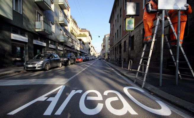 Milano, medico a terra per un malore:<br />"Ero in centro, nessuno mi ha aiutata"