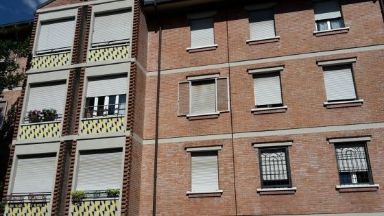 Bologna, bimbo di otto anni si ferisce e muore dissanguato in casa