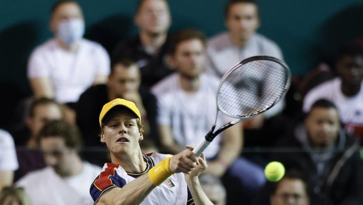 Sinner sorpreso da Alcaraz a Parigi-Bercy: le Atp Finals sono più lontane. Ora la 'speranza' è Tsitsipas