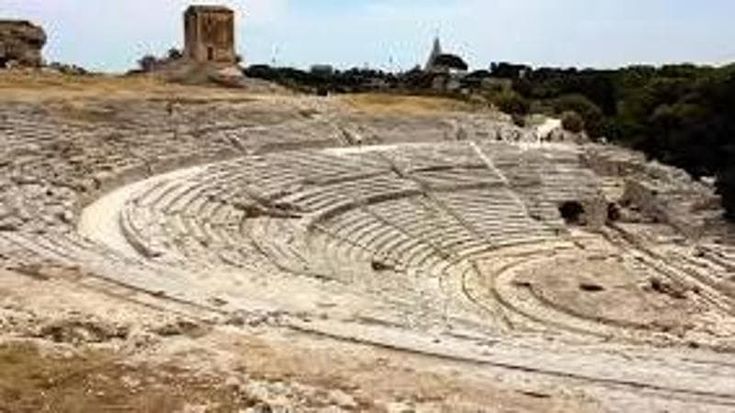 I Negramaro al Teatro greco di Siracusa invitano il pubblico a ballare sulle pietre millenarie. Sgarbi: “Non è una discoteca”