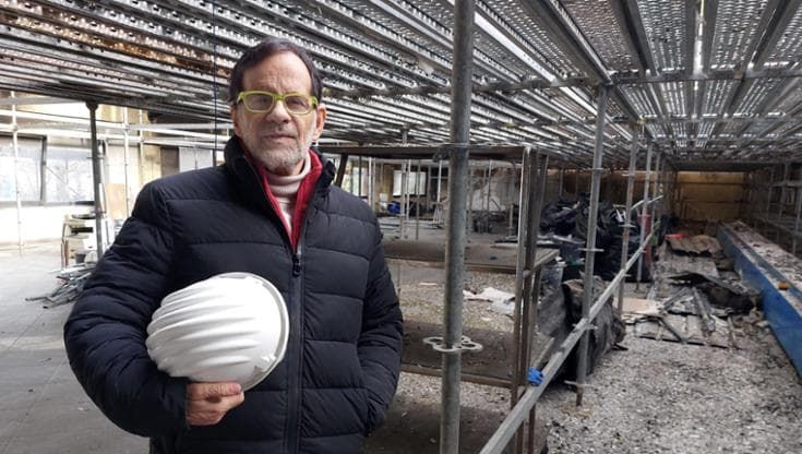 Dentro alla fabbrica divorata dalle fiamme: “Siamo distrutti, ma si riparte”