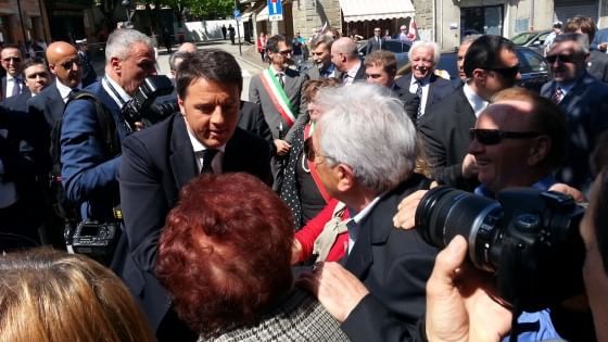 Resistenza, Renzi a Marzabotto: "Mi inginocchio davanti a un pezzo di storia dell'Italia"