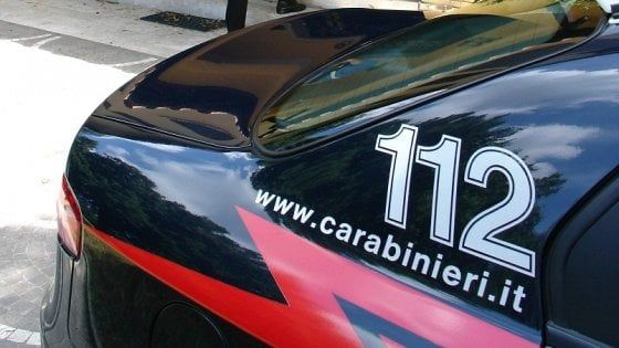 Lascia in auto il figlio di 10 mesi, denunciata per abbandono di minore