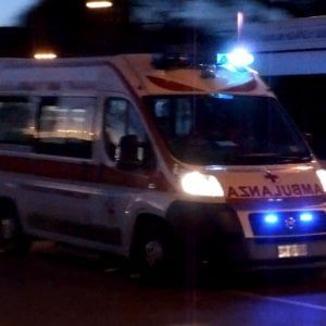 Foggia, auto contro il palo della luce: una 15enne e un 17enne muoiono nello schianto