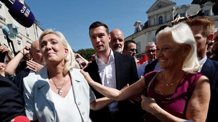 Le Pen lancia la sua campagna elettorale e intanto vola nei sondaggi per l’Eliseo