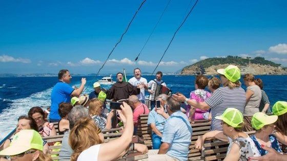 Da Cicerenella a Funiculì funiculà, a Ischia in aliscafo con la musica napoletana