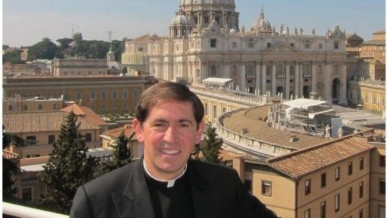 Rettore di seminario confessa: "Ho due figli, lascio la tonaca"