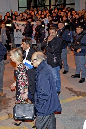 Medicina, il caso dei test di accesso alla specializzazione: contestato a Napoli il ministro Giannini