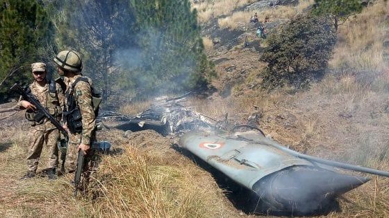Il Pakistan pronto a liberare il pilota indiano. A rischio i voli di linea di tutto il mondo nello spazio aereo coinvolto dalla guerra 