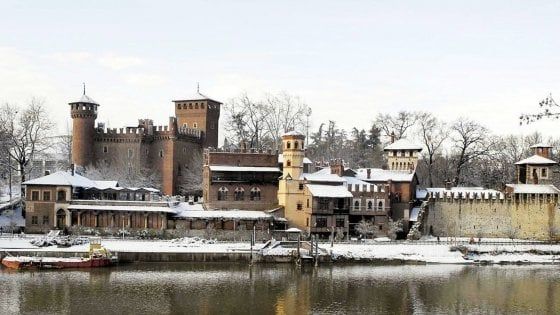 Maltempo, Nord Italia sotto la neve, spiagge imbiancate in Veneto, passi alpini chiusi in Piemonte