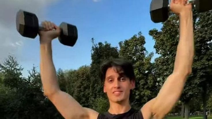 La Curia blocca don Rava, il prete influencer che sponsorizza integratori: “Basta spot sui social”