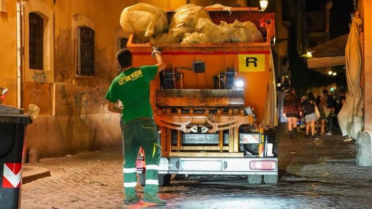 Centro invaso dai rifiuti dei negozi, Ama potenzia il servizio:“Un passaggio in più entro le 21”
