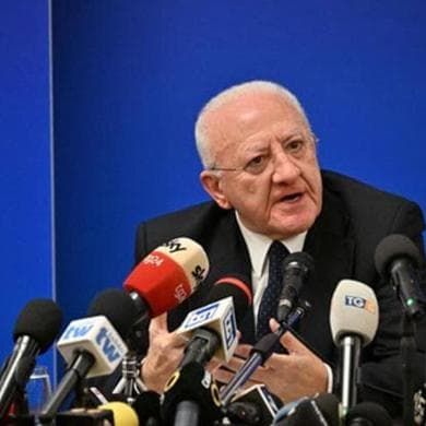 De Luca, il ceffo del buon governo. Verona, Cristo si libera della croce
