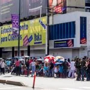 Venezuela, si diffonde la povert&agrave; tra code davanti ai negozi e l'economia del baratto